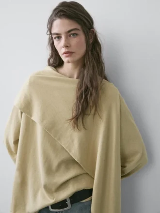 Gebreide trui met sjaaldetail