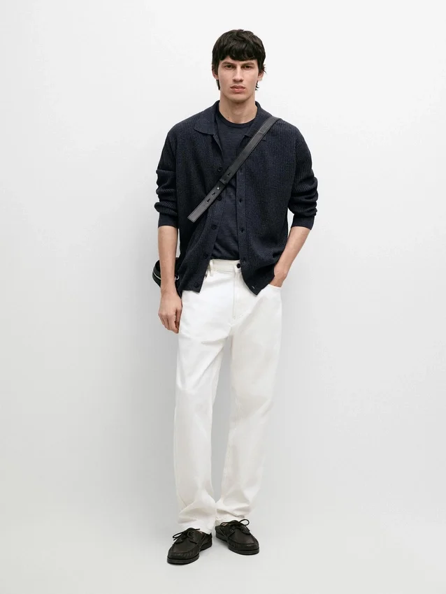 Geribbeld gebreid vest met knopen Geribbeld gebreid vest met knopen