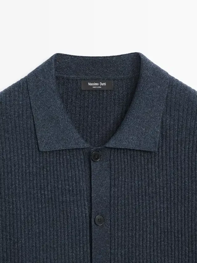 Geribbeld gebreid vest met knopen Geribbeld gebreid vest met knopen