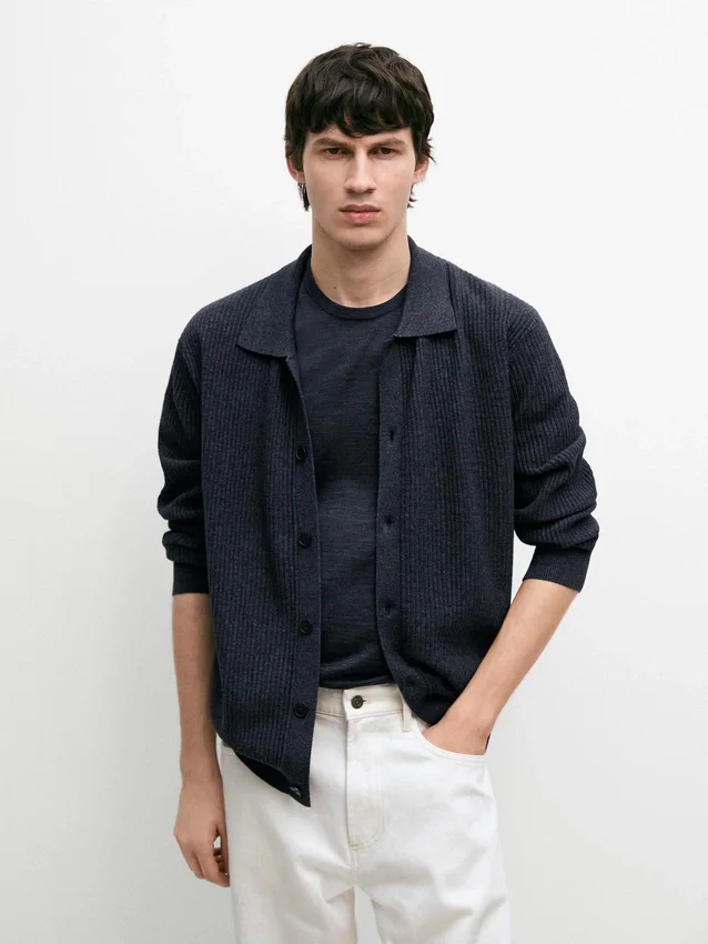 Geribbeld gebreid vest met knopen Geribbeld gebreid vest met knopen