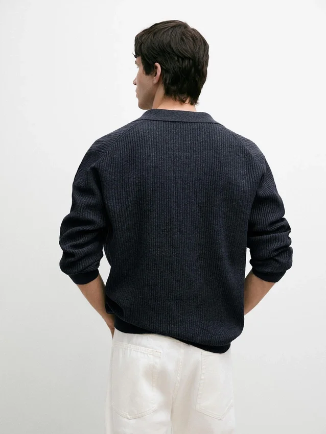 Geribbeld gebreid vest met knopen Geribbeld gebreid vest met knopen