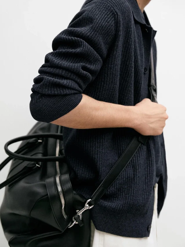 Geribbeld gebreid vest met knopen Geribbeld gebreid vest met knopen