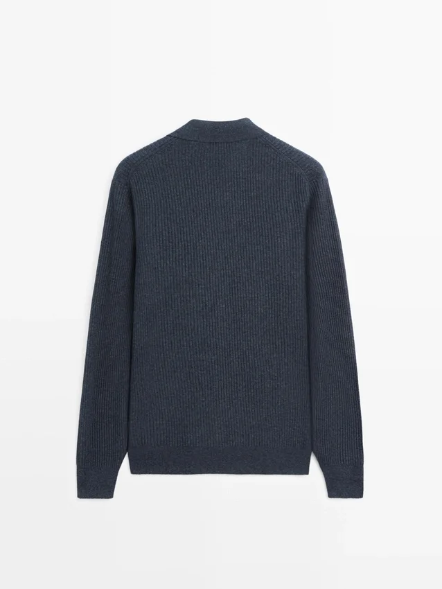 Geribbeld gebreid vest met knopen Geribbeld gebreid vest met knopen