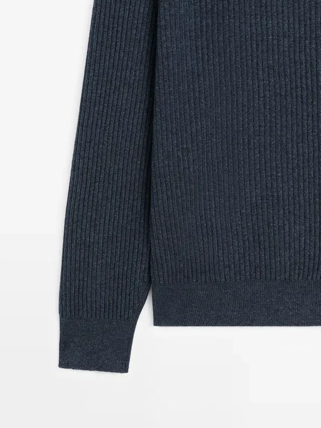 Geribbeld gebreid vest met knopen Geribbeld gebreid vest met knopen