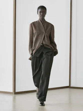 Gespikkelde jas van wolmix met hoge kraag