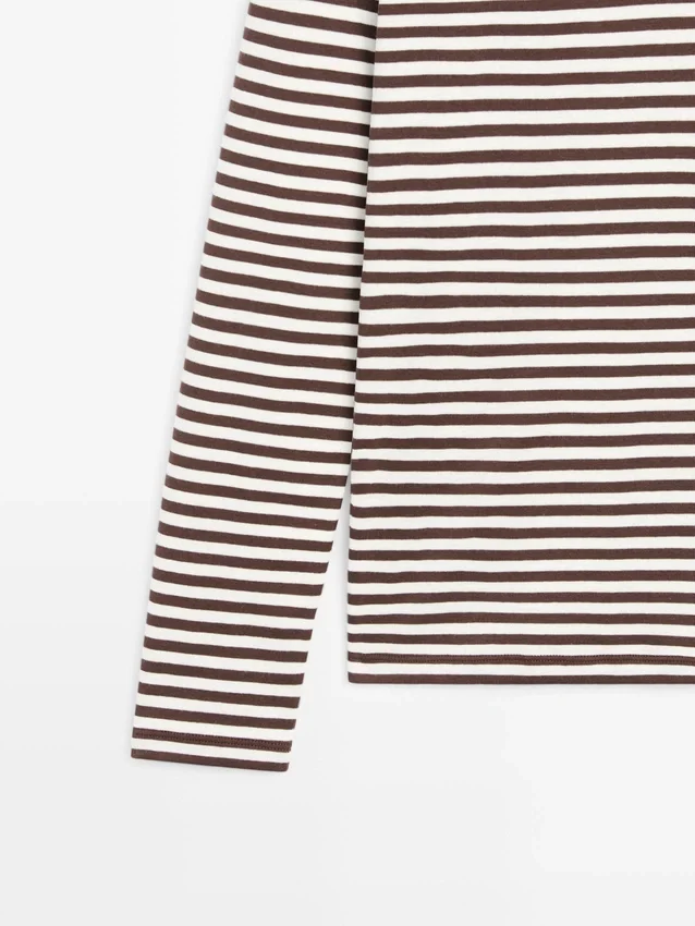 Gestrept T-shirt met lange mouwen en contrasterende details Gestrept T-shirt met lange mouwen en contrasterende details