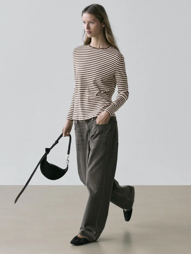 Gestrept T-shirt met lange mouwen en contrasterende details Gestrept T-shirt met lange mouwen en contrasterende details