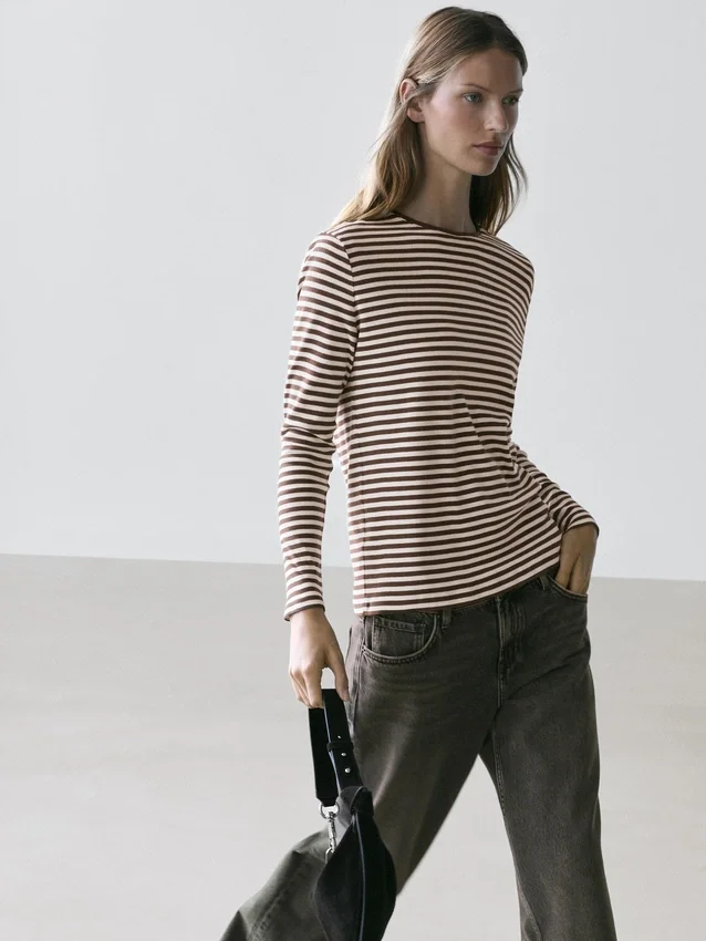 Gestrept T-shirt met lange mouwen en contrasterende details Gestrept T-shirt met lange mouwen en contrasterende details