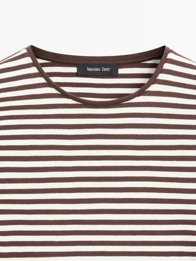 Gestrept T-shirt met lange mouwen en contrasterende details Gestrept T-shirt met lange mouwen en contrasterende details