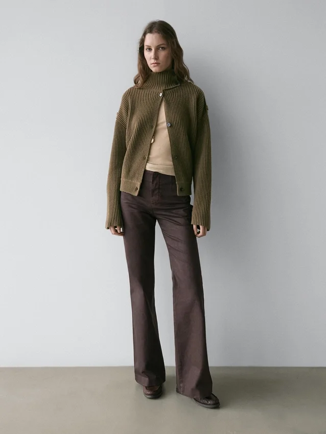 Gewaxt broek met uitlopende pijpen Gewaxt broek met uitlopende pijpen