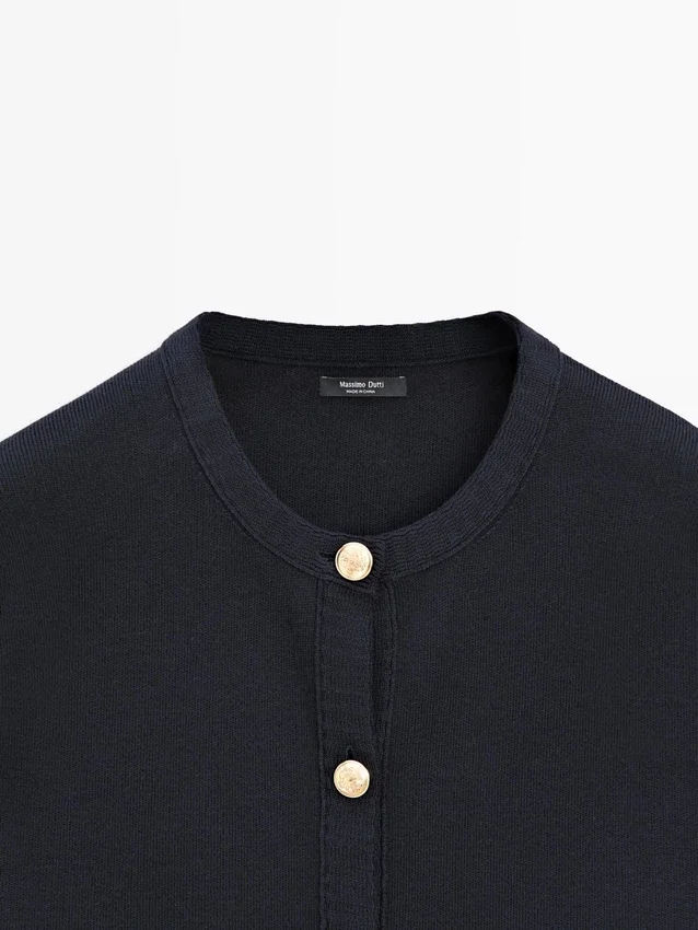 Katoenen gebreide Vesttrui met gouden knopen Katoenen gebreide Vesttrui met gouden knopen