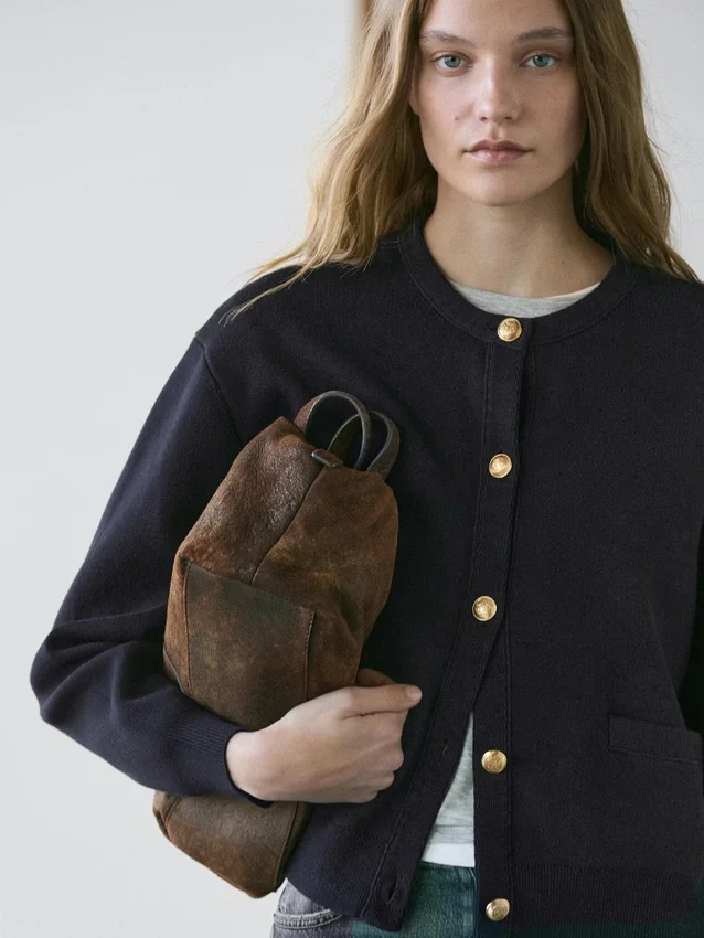 Katoenen gebreide Vesttrui met gouden knopen Katoenen gebreide Vesttrui met gouden knopen