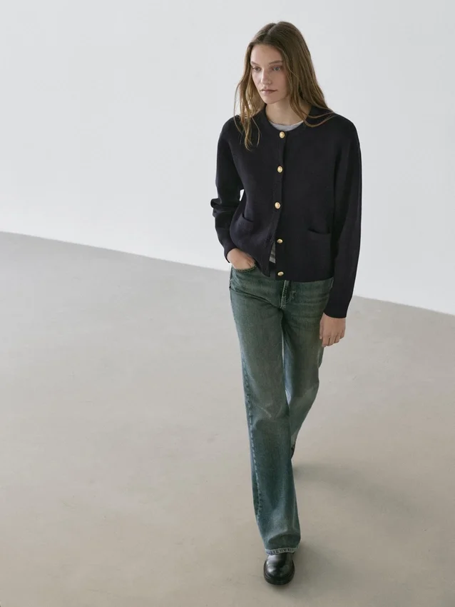 Katoenen gebreide Vesttrui met gouden knopen Katoenen gebreide Vesttrui met gouden knopen