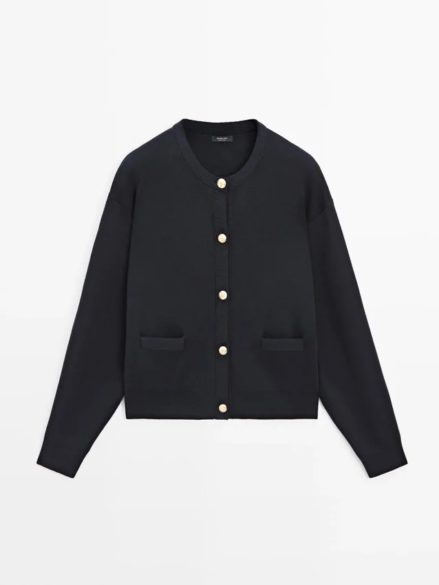 Katoenen gebreide Vesttrui met gouden knopen Katoenen gebreide Vesttrui met gouden knopen