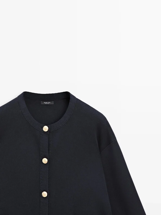 Katoenen gebreide Vesttrui met gouden knopen Katoenen gebreide Vesttrui met gouden knopen