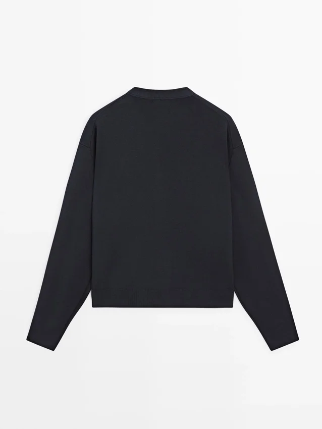 Katoenen gebreide Vesttrui met gouden knopen Katoenen gebreide Vesttrui met gouden knopen