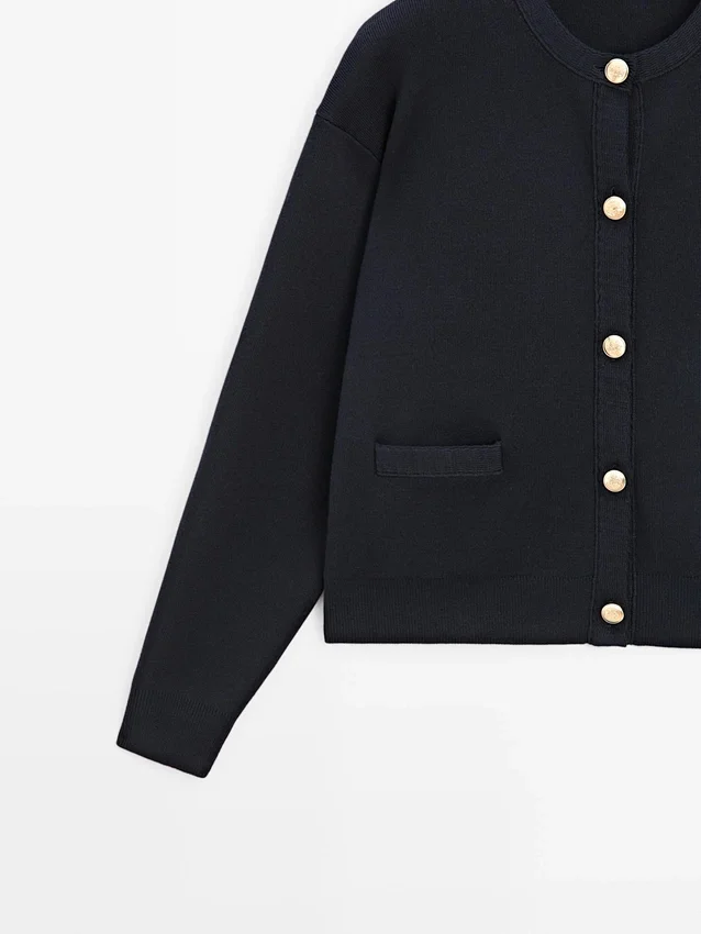 Katoenen gebreide Vesttrui met gouden knopen Katoenen gebreide Vesttrui met gouden knopen