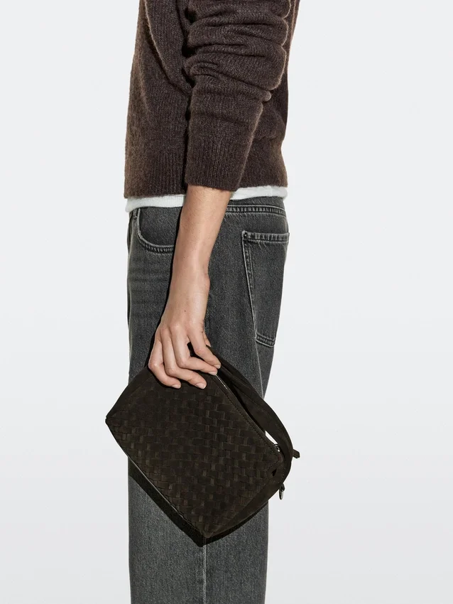 Kleine gevlochten tas van gespleten leer Kleine gevlochten tas van gespleten leer