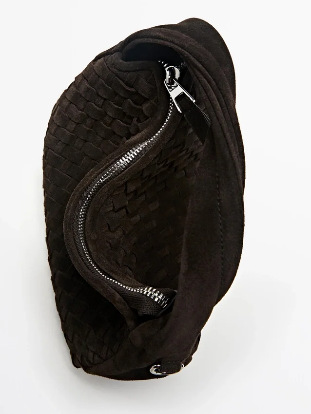 Kleine gevlochten tas van gespleten leer Kleine gevlochten tas van gespleten leer