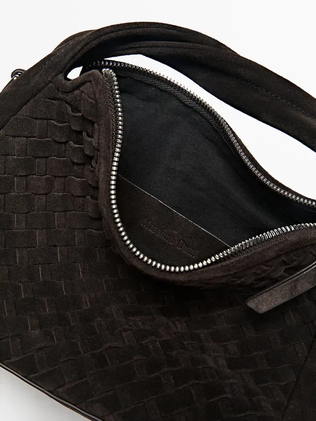 Kleine gevlochten tas van gespleten leer Kleine gevlochten tas van gespleten leer