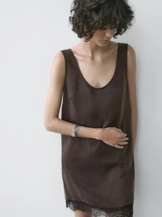 Korte, soepel vallende jurk met kanten details