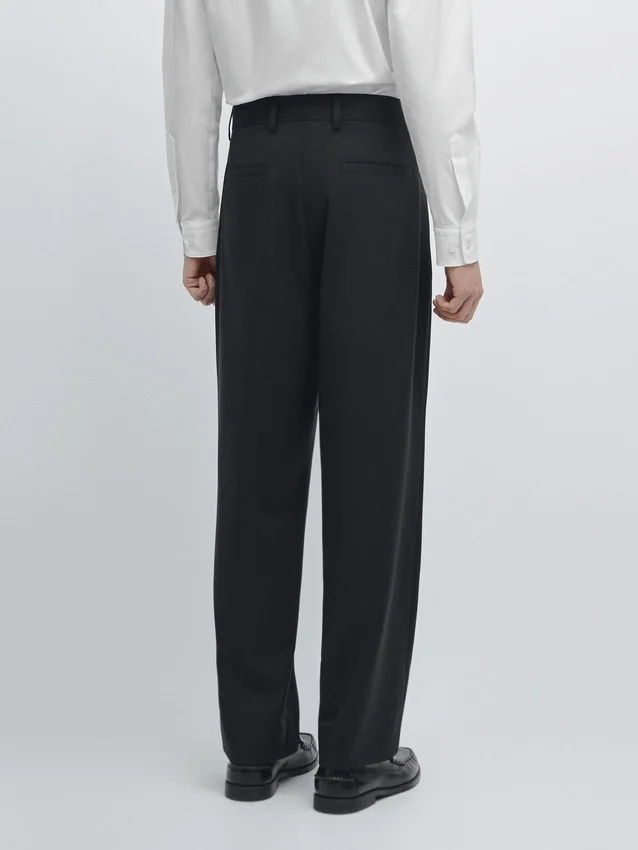 Kostuumbroek met wijde pijpen van koele wol Kostuumbroek met wijde pijpen van koele wol