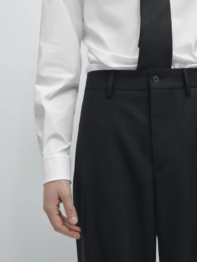 Kostuumbroek met wijde pijpen van koele wol Kostuumbroek met wijde pijpen van koele wol