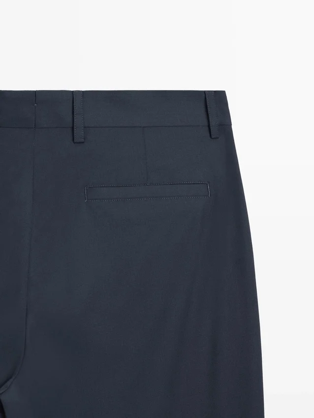 Kostuumbroek met wijde pijpen van koele wol Kostuumbroek met wijde pijpen van koele wol