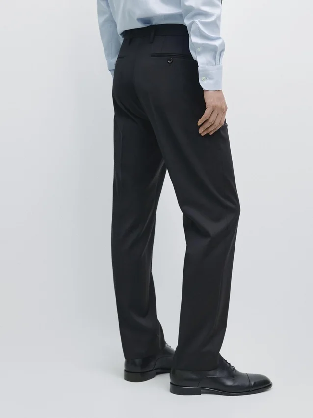 Kostuums van koele wol Kostuums van koele wol