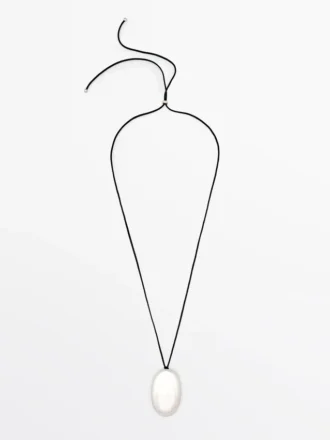 Leren koordketting met metalen stuk