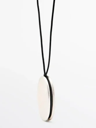 Leren koordketting met metalen stuk