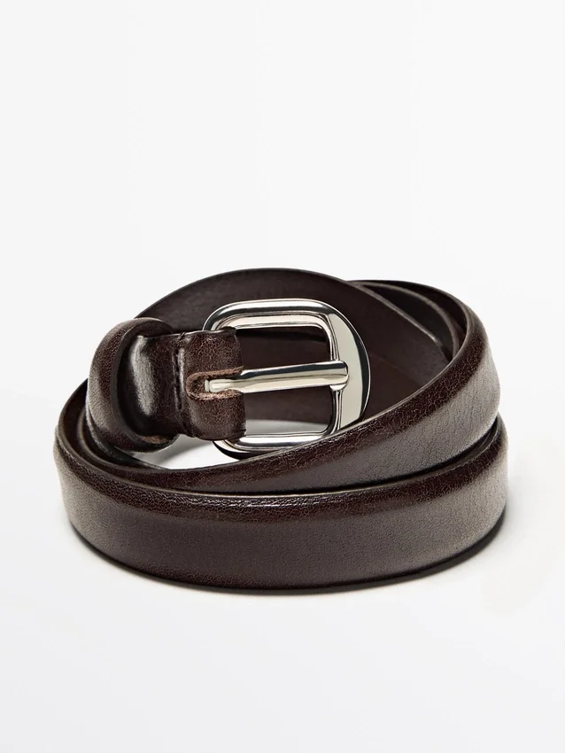 Leren riem met gebogen gesp Leren riem met gebogen gesp