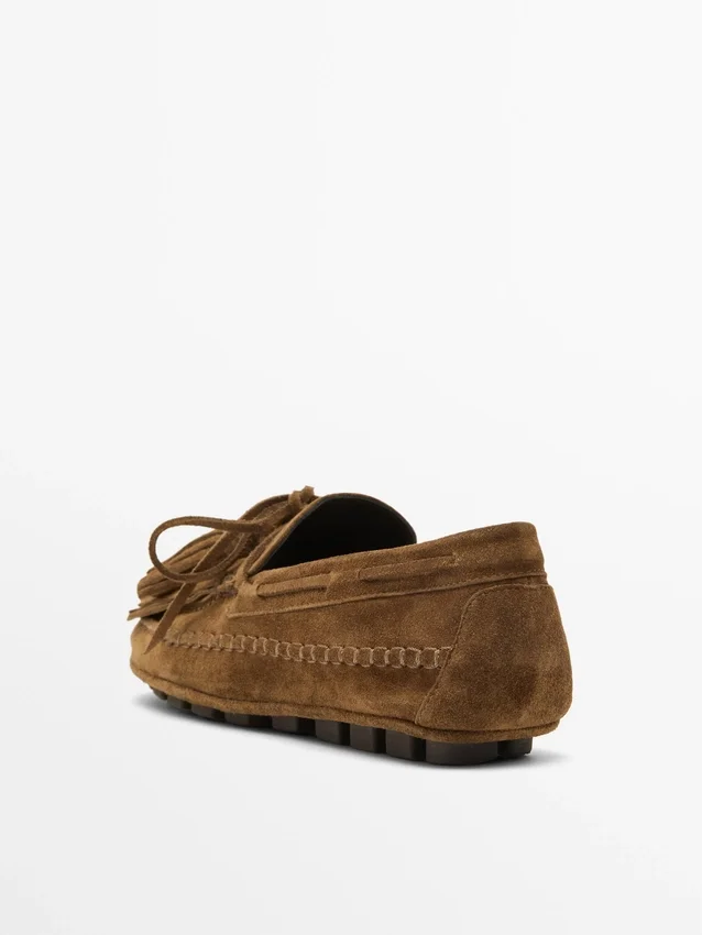 Loafers van gesplitst suède met franjes en kwastjes Loafers van gesplitst suède met franjes en kwastjes