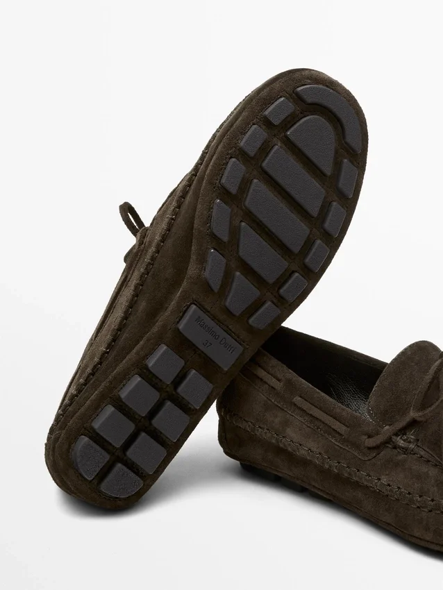 Loafers van gesplitst suède met franjes en kwastjes Loafers van gesplitst suède met franjes en kwastjes