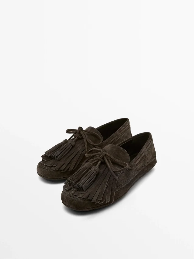 Loafers van gesplitst suède met franjes en kwastjes Loafers van gesplitst suède met franjes en kwastjes
