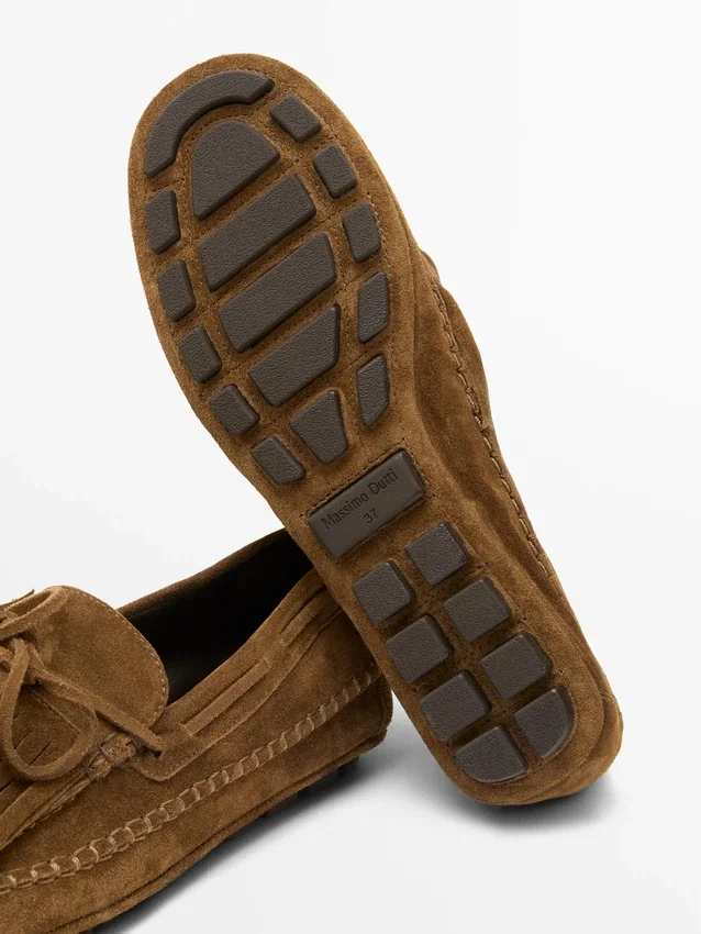 Loafers van gesplitst suède met franjes en kwastjes Loafers van gesplitst suède met franjes en kwastjes