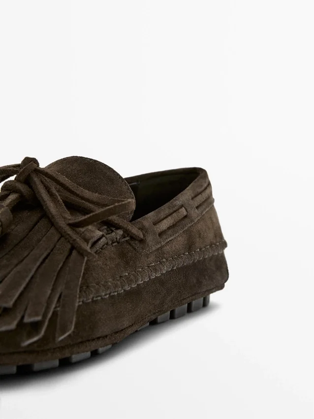 Loafers van gesplitst suède met franjes en kwastjes Loafers van gesplitst suède met franjes en kwastjes