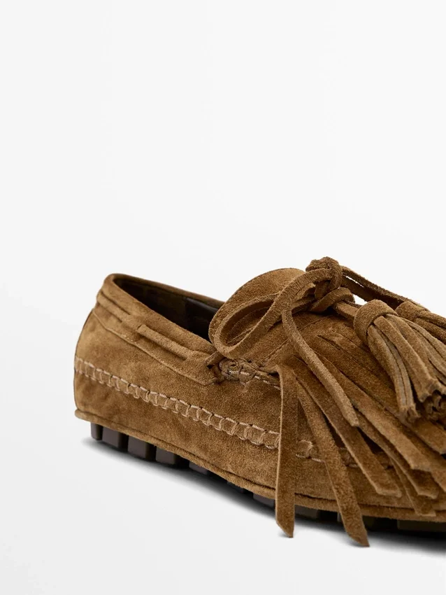 Loafers van gesplitst suède met franjes en kwastjes Loafers van gesplitst suède met franjes en kwastjes