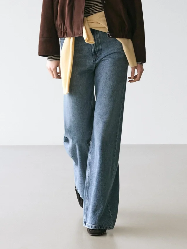 Mid-rise bell bottom jeans Mid-rise bell bottom jeans