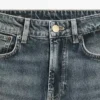 Mid-rise jeans met rechte pijpen en uitlopende pasvorm