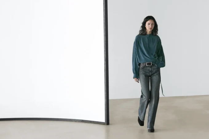 Mid-rise jeans met rechte pijpen en uitlopende pasvorm