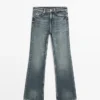 Mid-rise jeans met rechte pijpen en uitlopende pasvorm