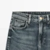 Mid-rise jeans met rechte pijpen en uitlopende pasvorm