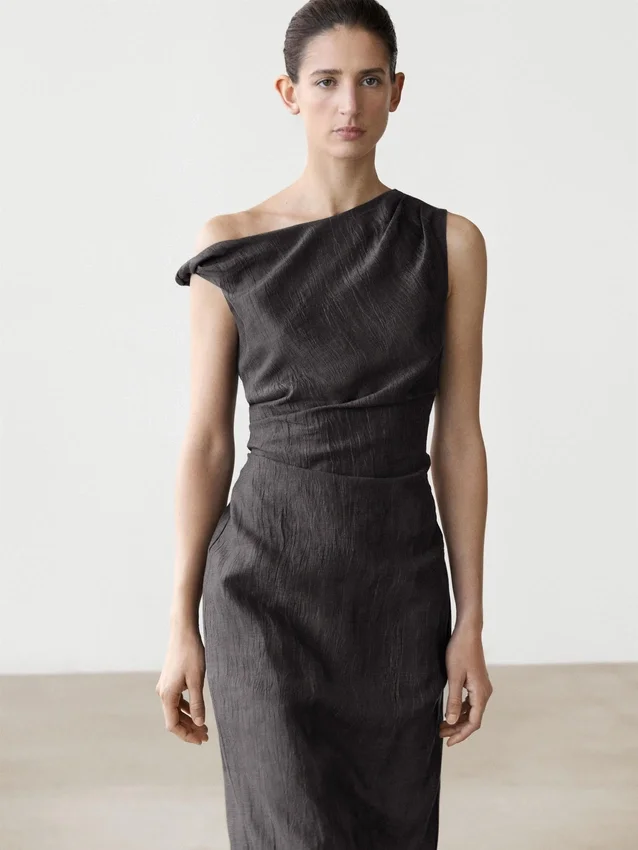 Midi-jurk met geplooide schouderdetails Midi-jurk met geplooide schouderdetails