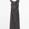 Midi-jurk met geplooide schouderdetails Midi-jurk met geplooide schouderdetails