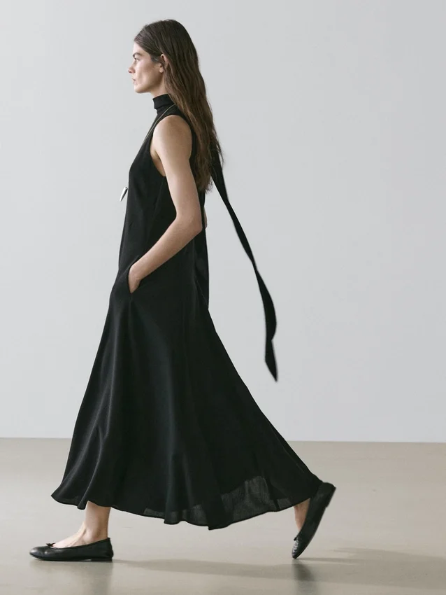 Midi-jurk met halternek en strikdetail Midi-jurk met halternek en strikdetail