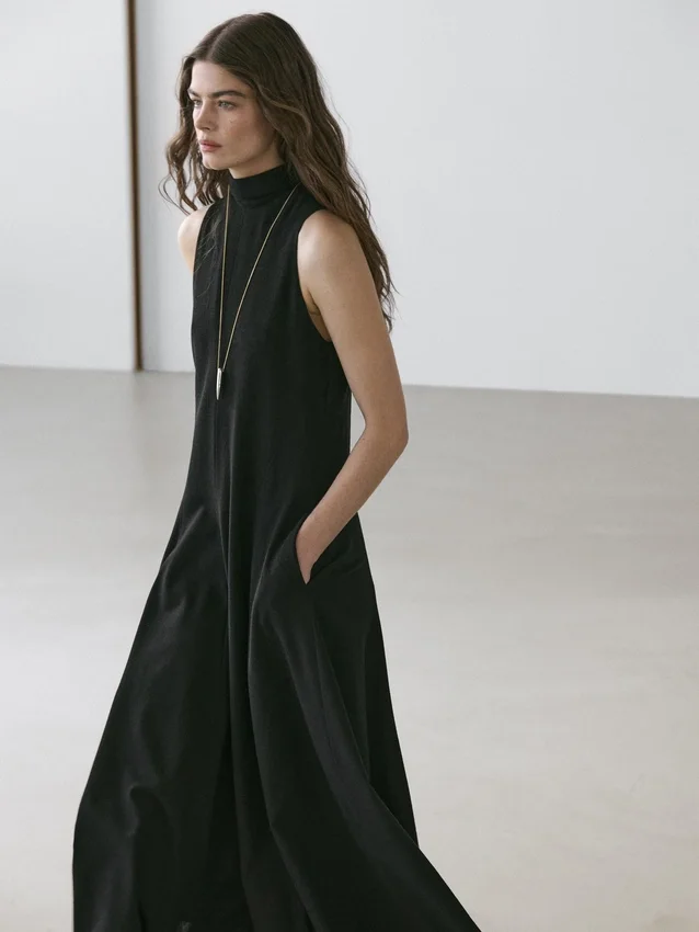 Midi-jurk met halternek en strikdetail Midi-jurk met halternek en strikdetail