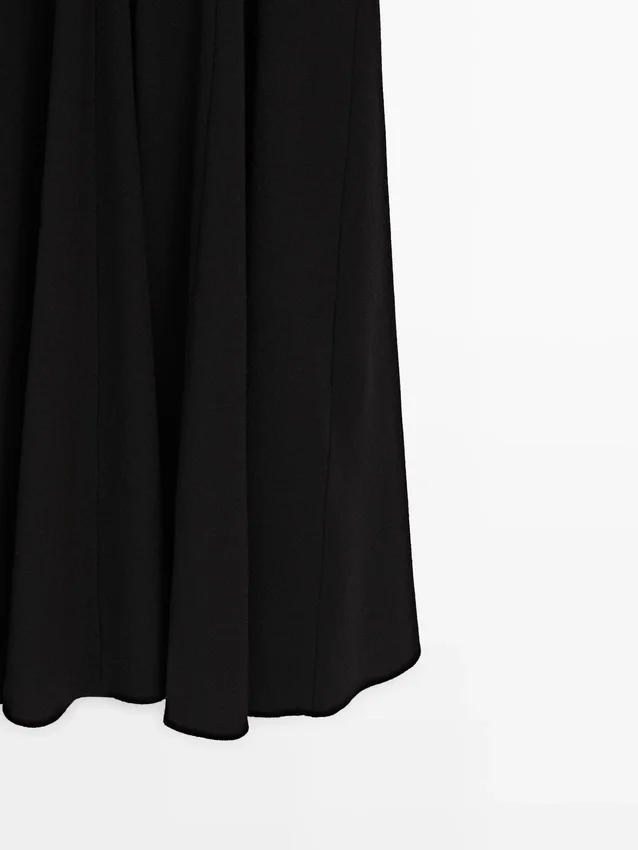 Midi-jurk met halternek en strikdetail Midi-jurk met halternek en strikdetail