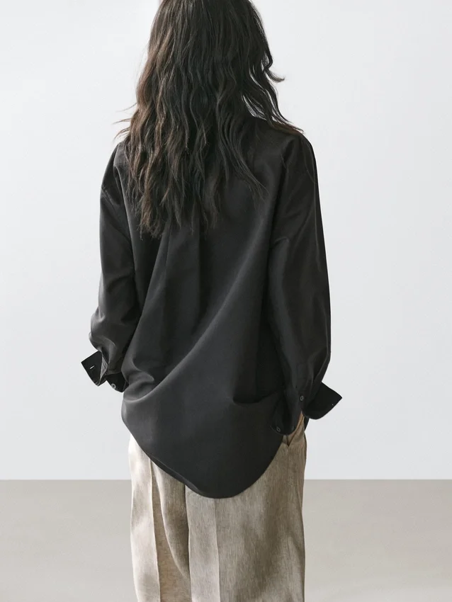 Overhemd met borststuk en geborduurde details Overhemd met borststuk en geborduurde details