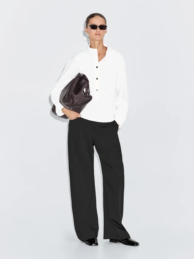 Overhemd met opstaande kraag en gouden knopen Overhemd met opstaande kraag en gouden knopen